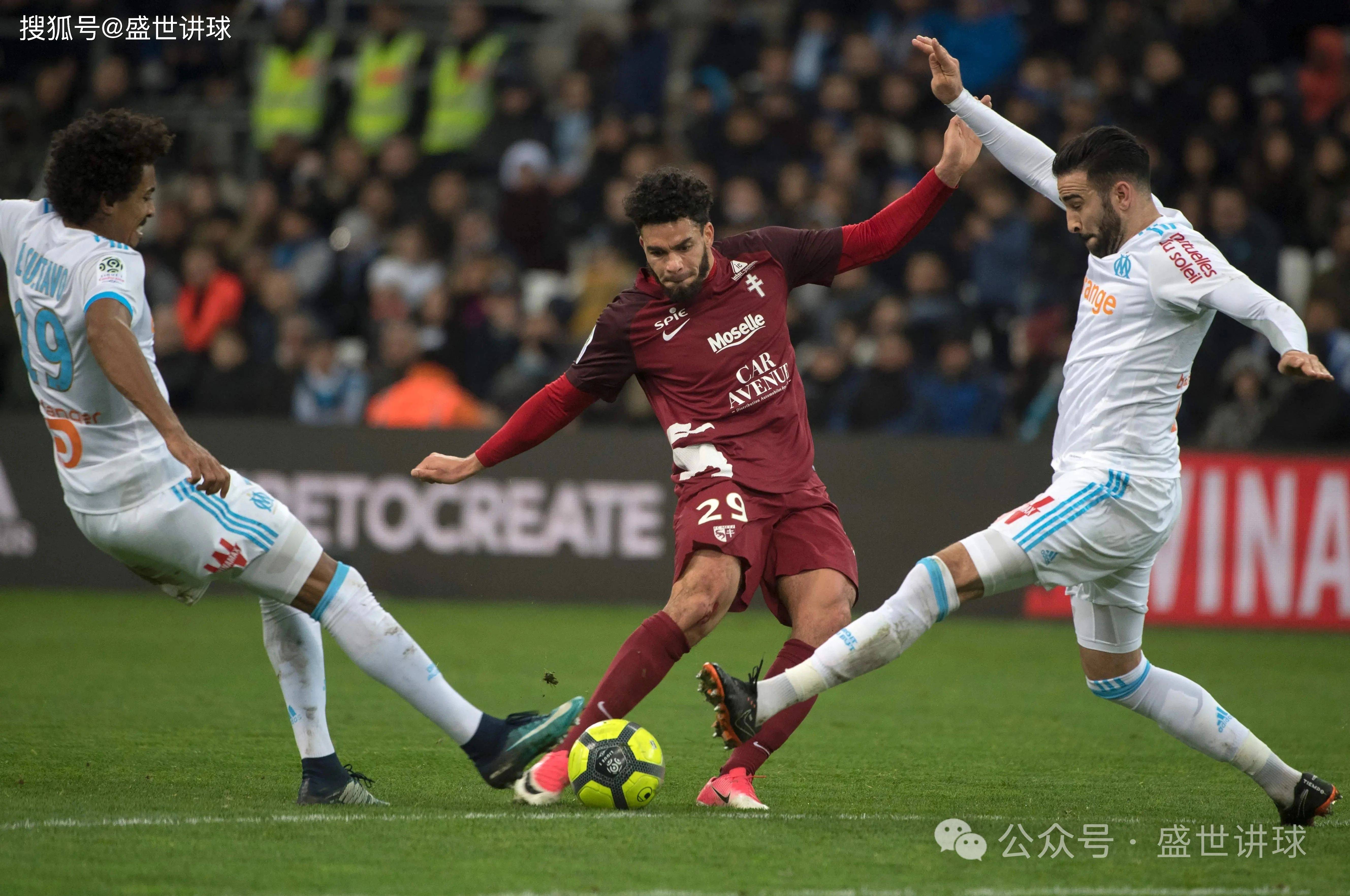 足球比赛场上技战术纷呈,赛况备受瞩目的简单介绍 足球比赛场上技战术纷呈,赛况备受瞩目的简单介绍