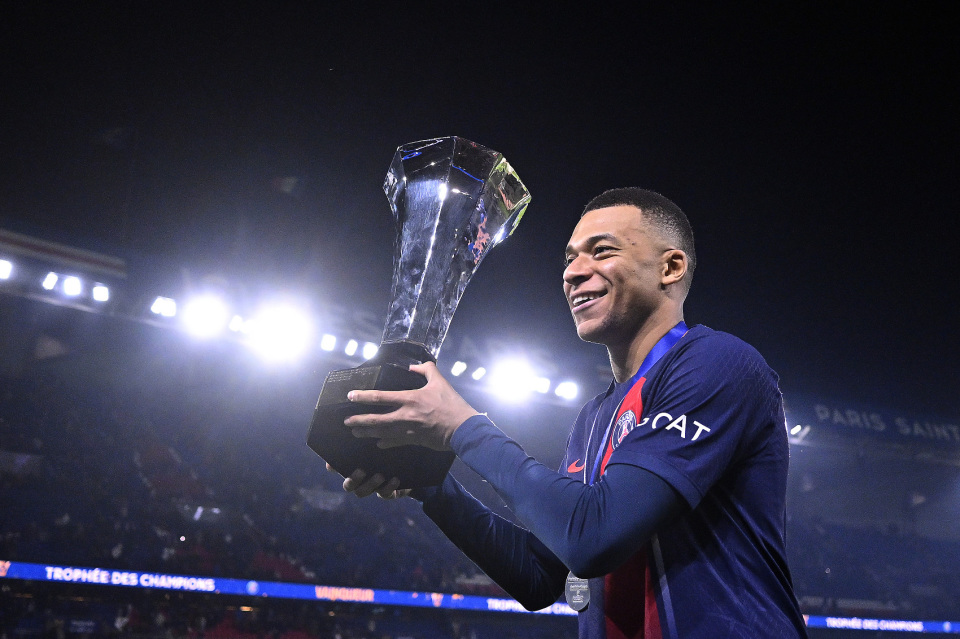 法国队在足球大赛上大放异彩,夺得桂冠 法国队在足球大赛上大放异彩,夺得桂冠