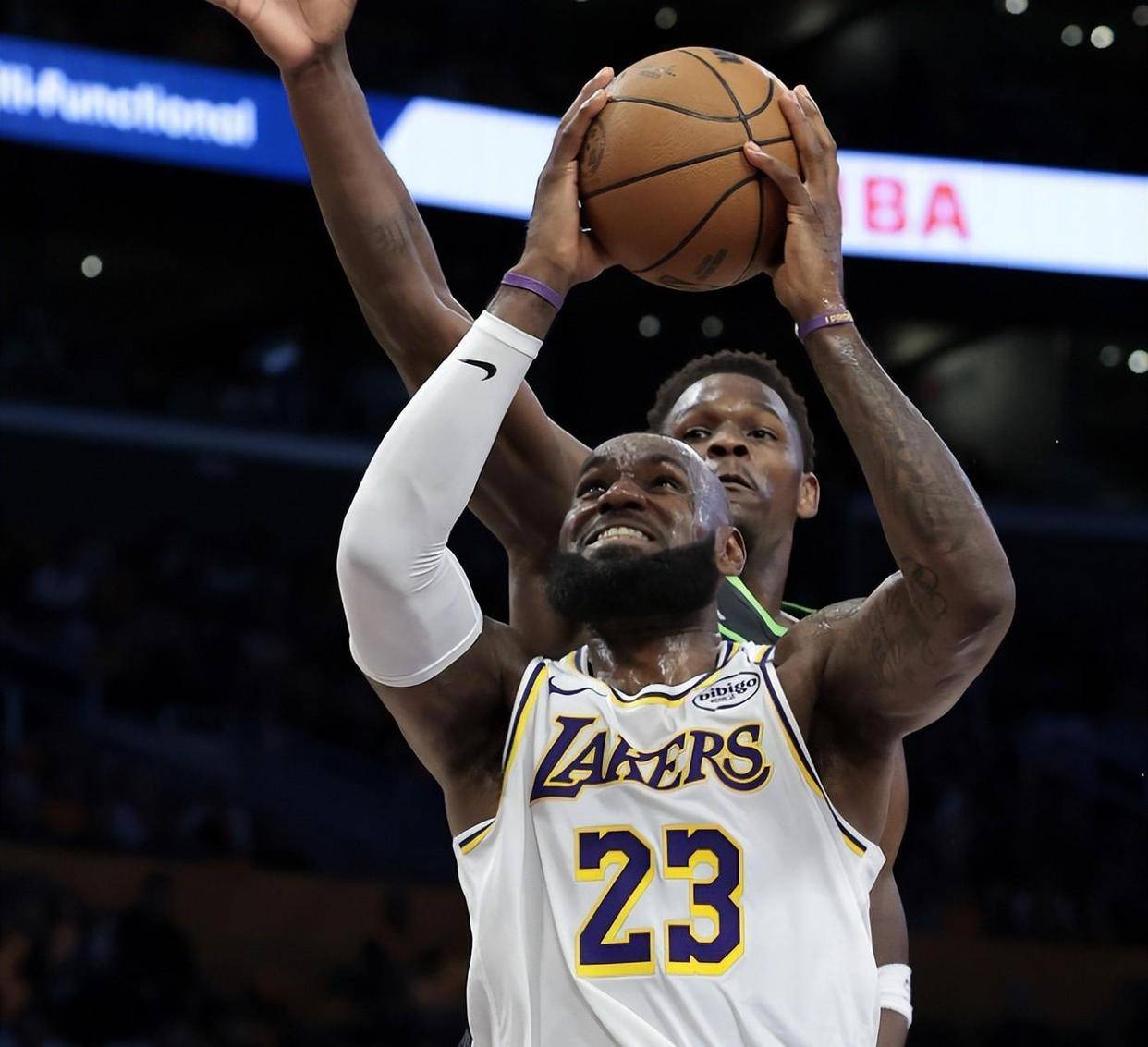 詹姆斯夏季特训秀良好状态,为下赛季备战全力以赴的简单介绍 詹姆斯夏季特训秀良好状态,为下赛季备战全力以赴的简单介绍