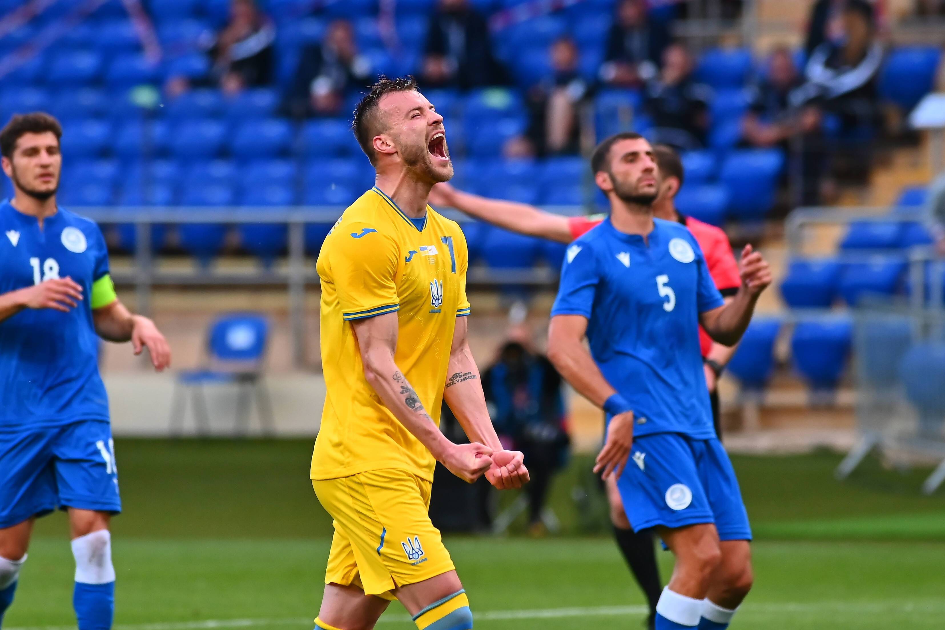 斯洛伐克队在足球比赛中全力以赴