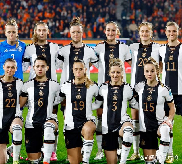 德国女足队员在国际比赛中力压对手 德国女足队员在国际比赛中力压对手