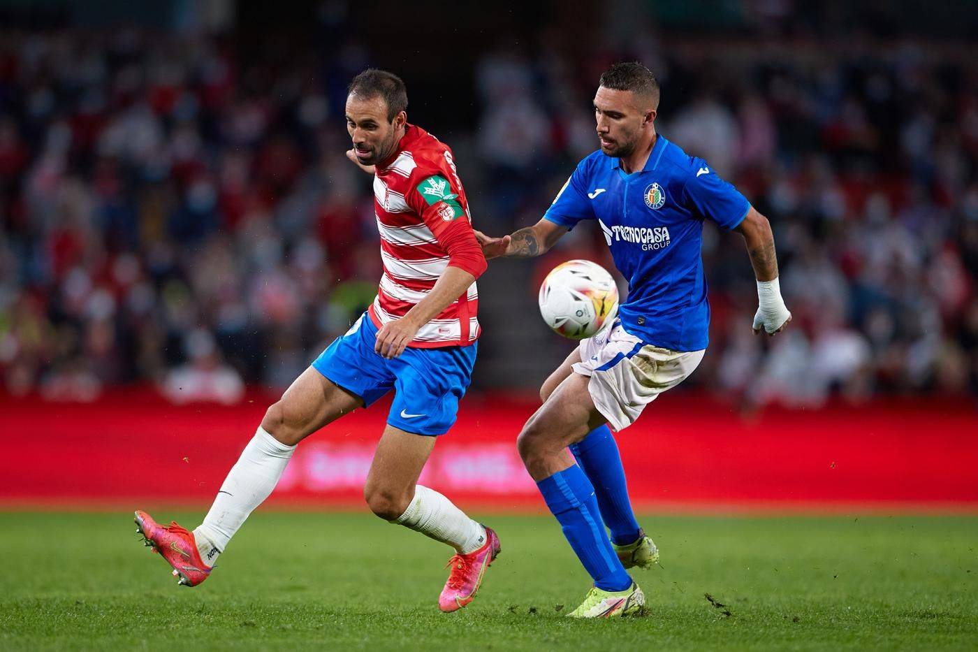 赫塔菲队球迷为球队送上助威,打造更强大氛围的简单介绍 赫塔菲队球迷为球队送上助威,打造更强大氛围的简单介绍