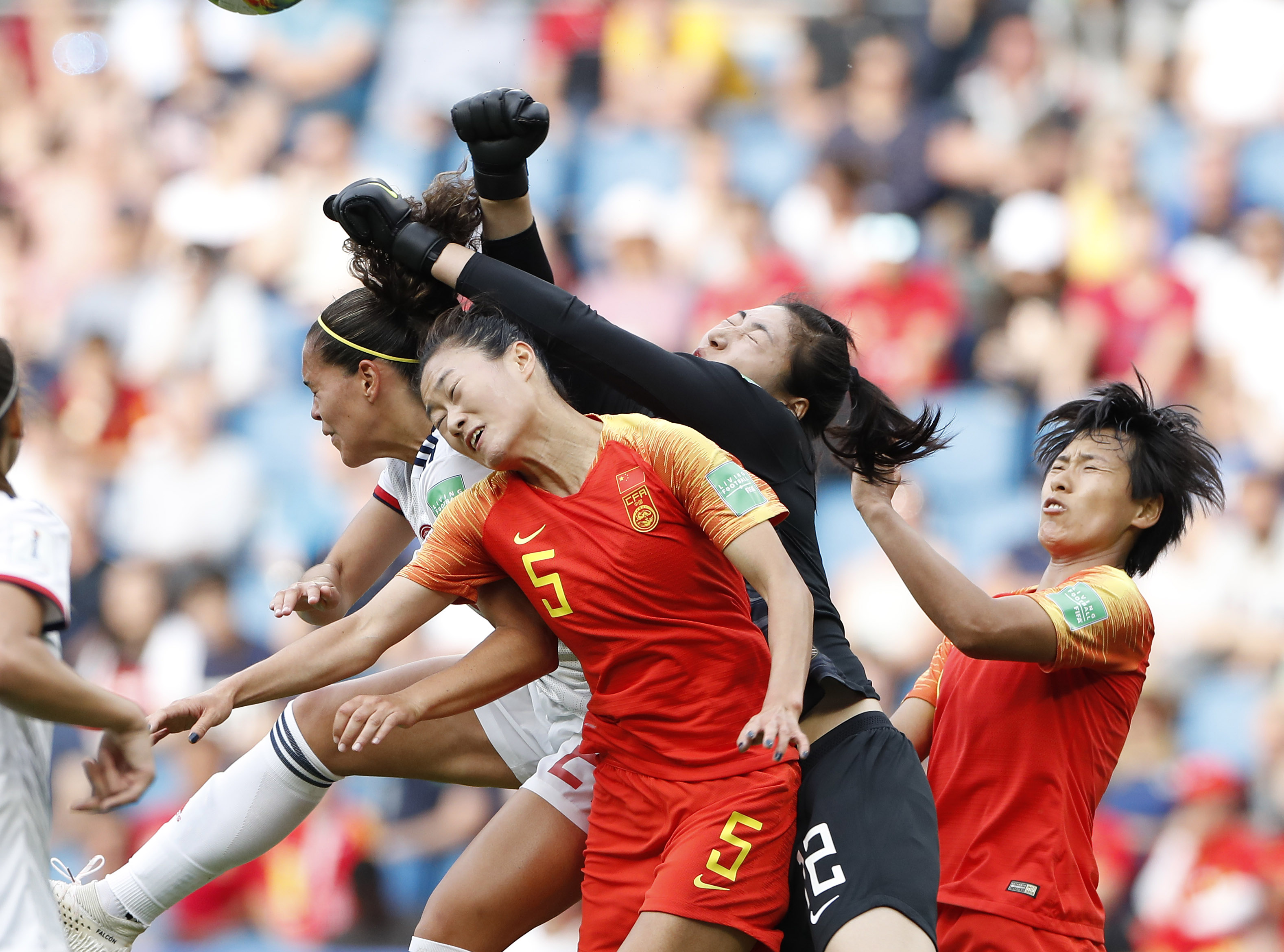 中国队在女足比赛中表现抢眼 中国队在女足比赛中表现抢眼