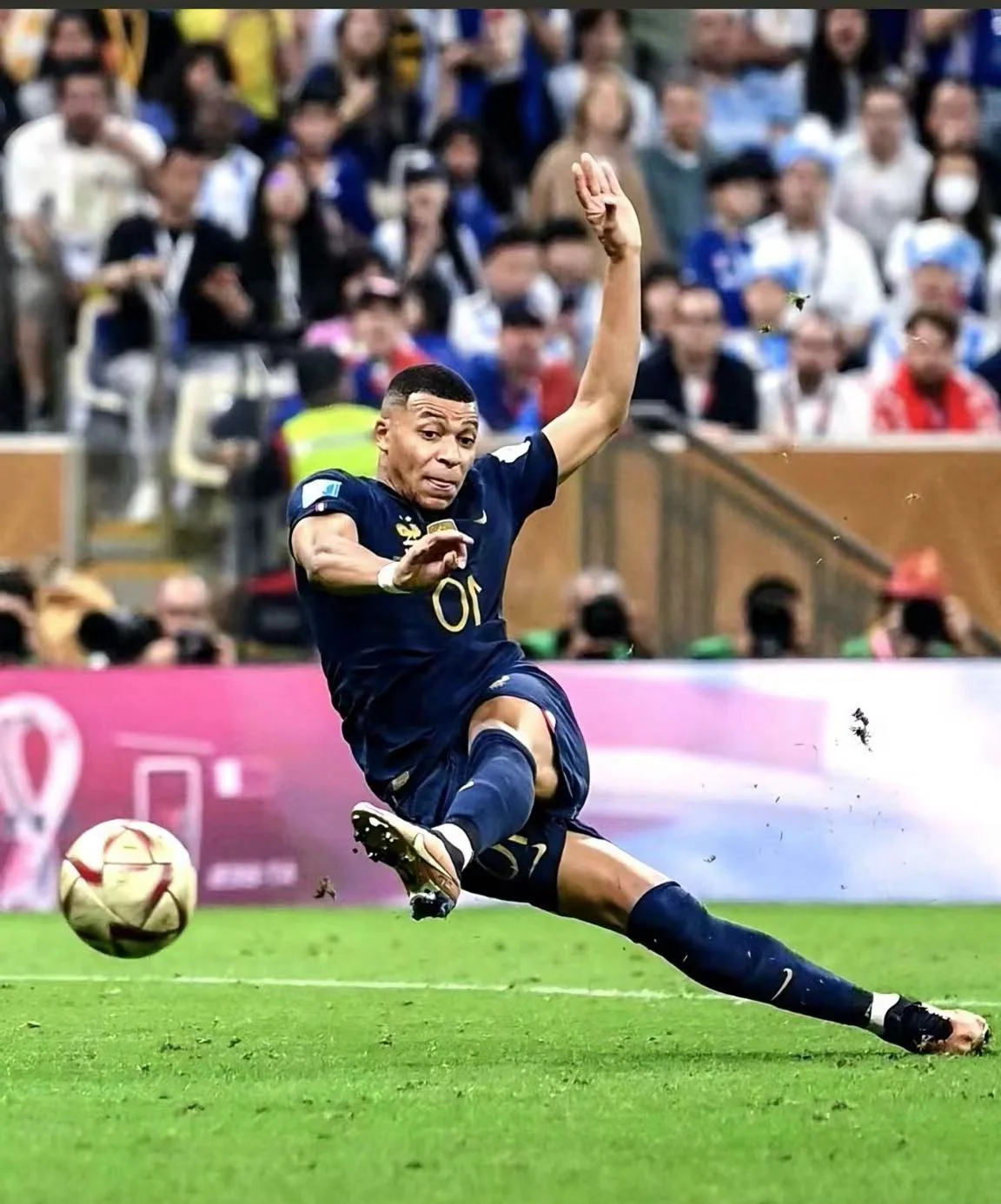 巴黎圣日耳曼抢眼，巴萨努力反击