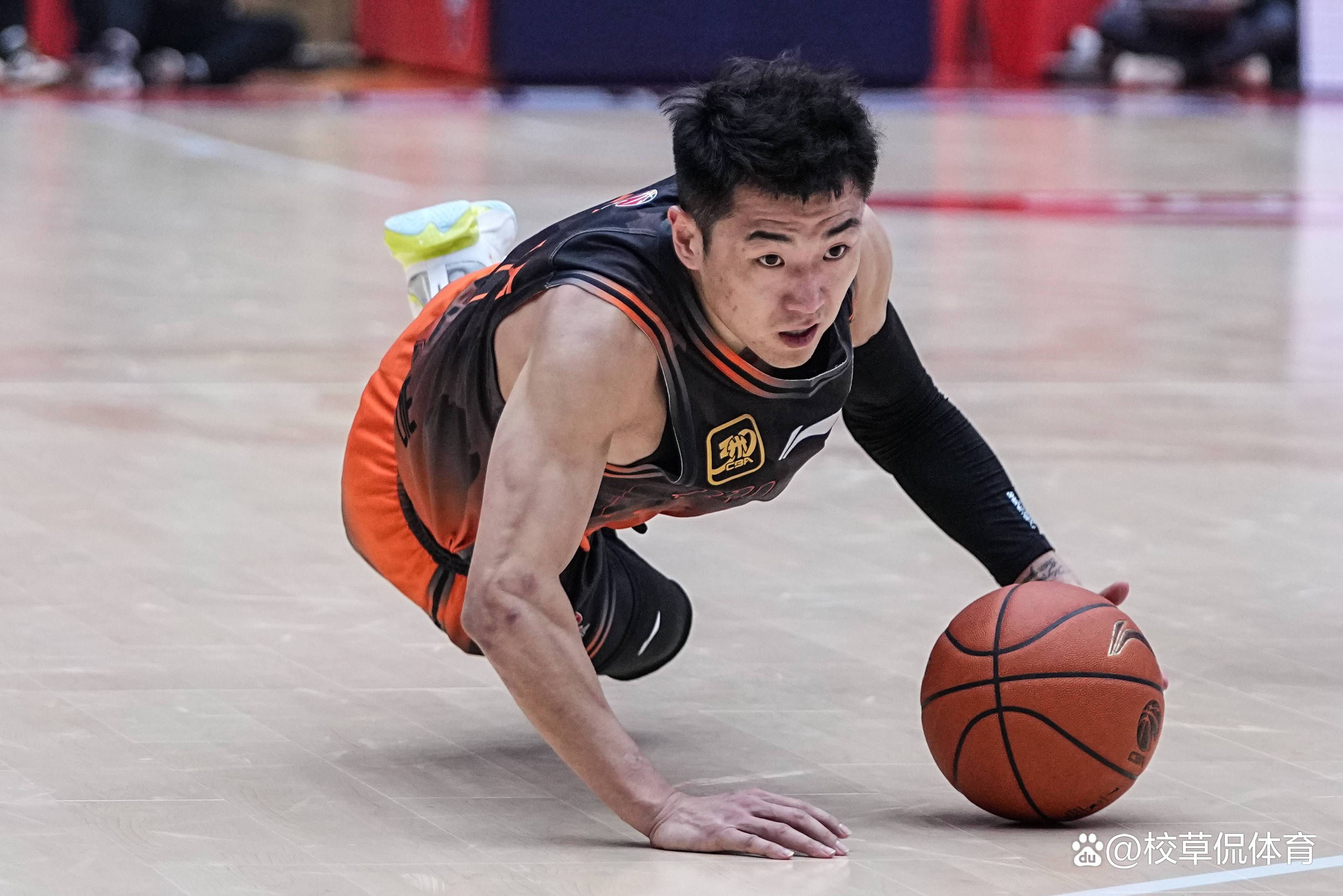 江苏男篮队员发挥出色,帮助球队取胜 江苏男篮队员发挥出色,帮助球队取胜