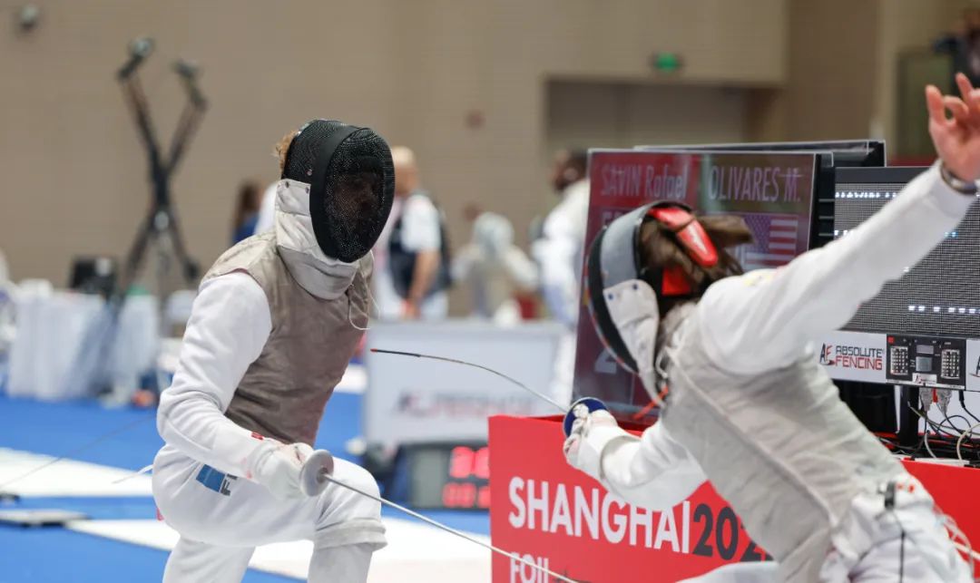 一触即发的激烈比拼现场，胜者将尽显飒爽英姿的简单介绍