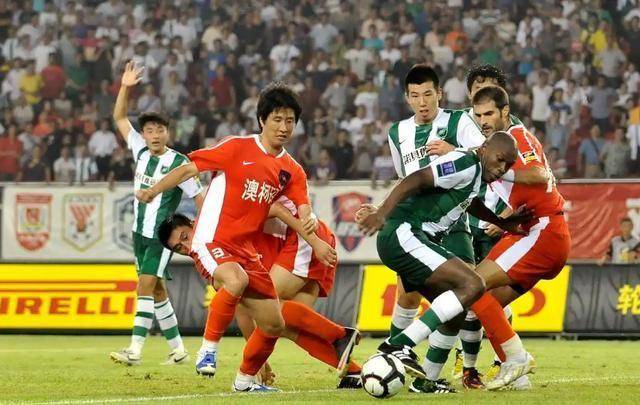 中超战火再燃!各队为争夺胜利全力以赴 中超战火再燃!各队为争夺胜利全力以赴