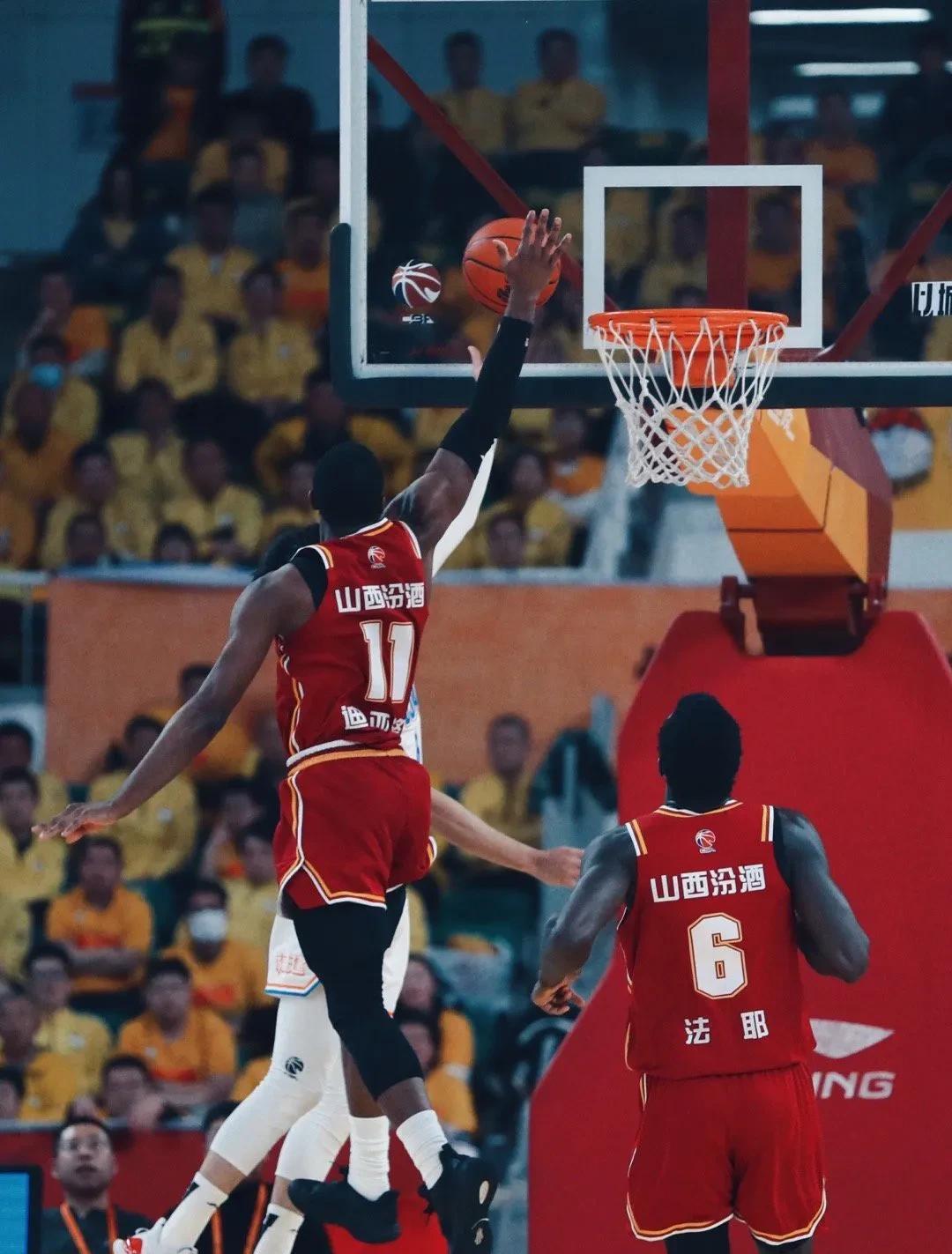 关键比赛进行中:球队冲刺胜利 关键比赛进行中:球队冲刺胜利