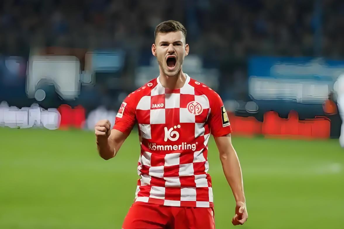 法兰克福逆转击败门兴格拉德巴赫,势不可挡 法兰克福逆转击败门兴格拉德巴赫,势不可挡