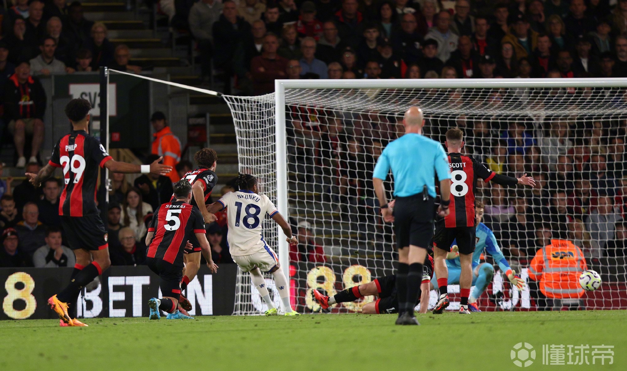 切尔西后卫上演神奇扑救，帮助球队客场取胜