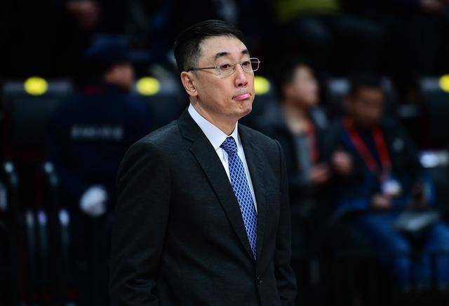 云南男篮助教王非热心指导,备战下一场比赛 云南男篮助教王非热心指导,备战下一场比赛