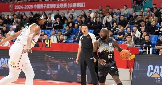 新疆男篮赛季首胜,势如破竹 新疆男篮赛季首胜,势如破竹