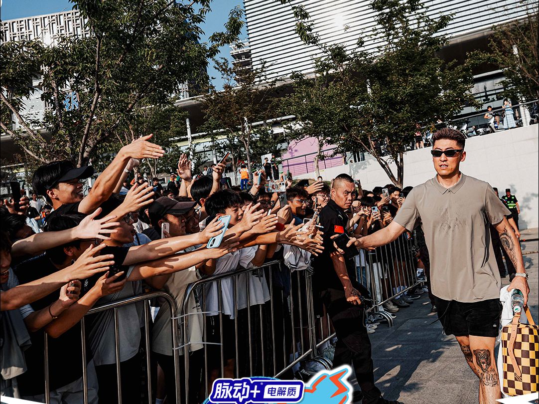 -高燃比赛掀起球迷热情，现场瞬间燃爆