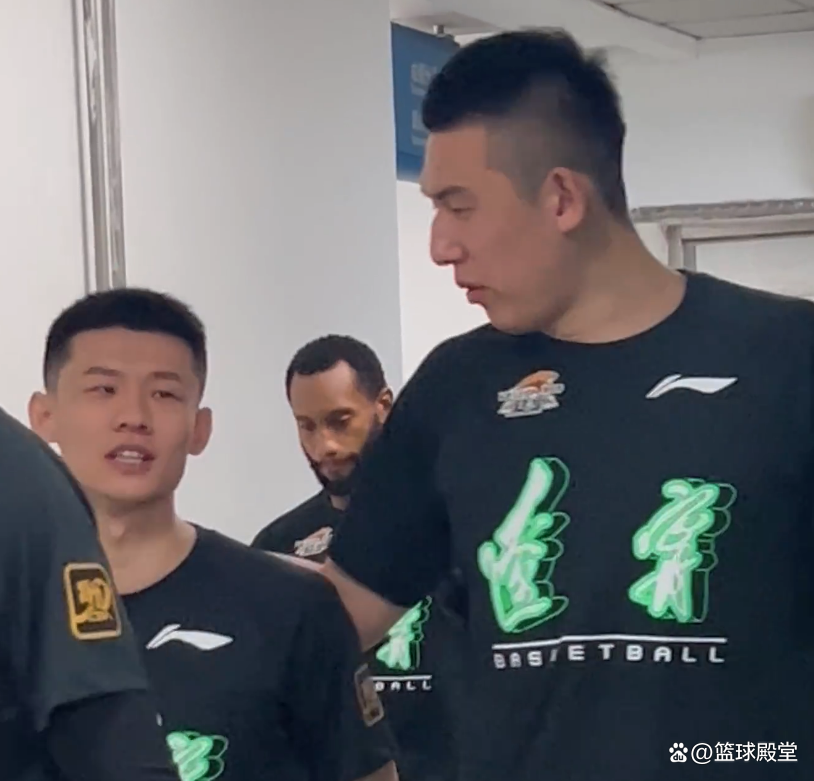 双方全力以赴,碰撞出火花,场上战况激烈的简单介绍 双方全力以赴,碰撞出火花,场上战况激烈的简单介绍