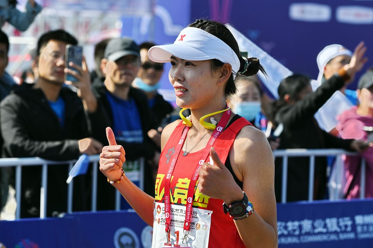 包含中国女足球员勇攀高峰,争取在国际赛场上一飞冲天的词条 包含中国女足球员勇攀高峰,争取在国际赛场上一飞冲天的词条