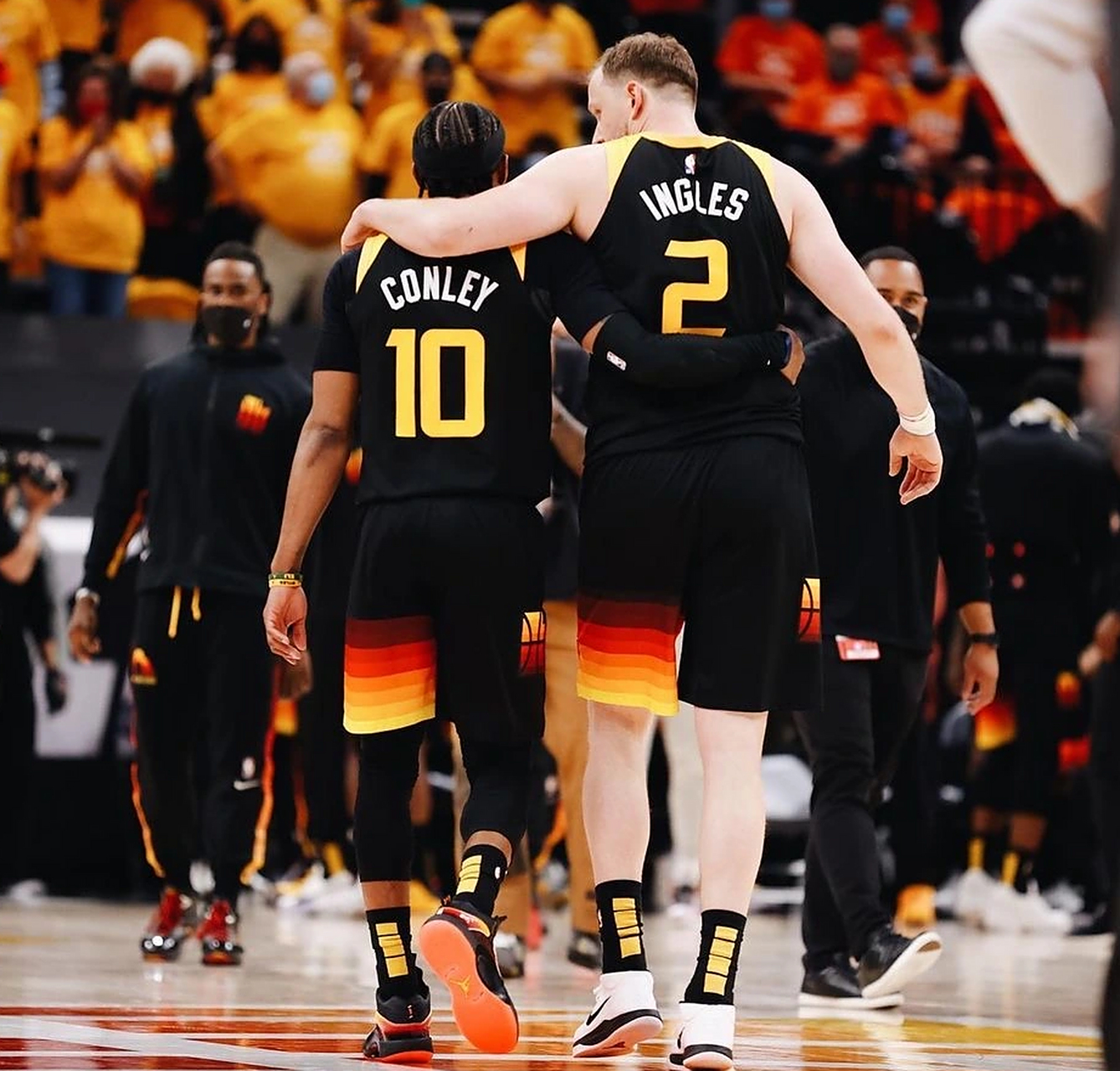 -包含基尔球队士气高涨,战胜艰难局面的词条