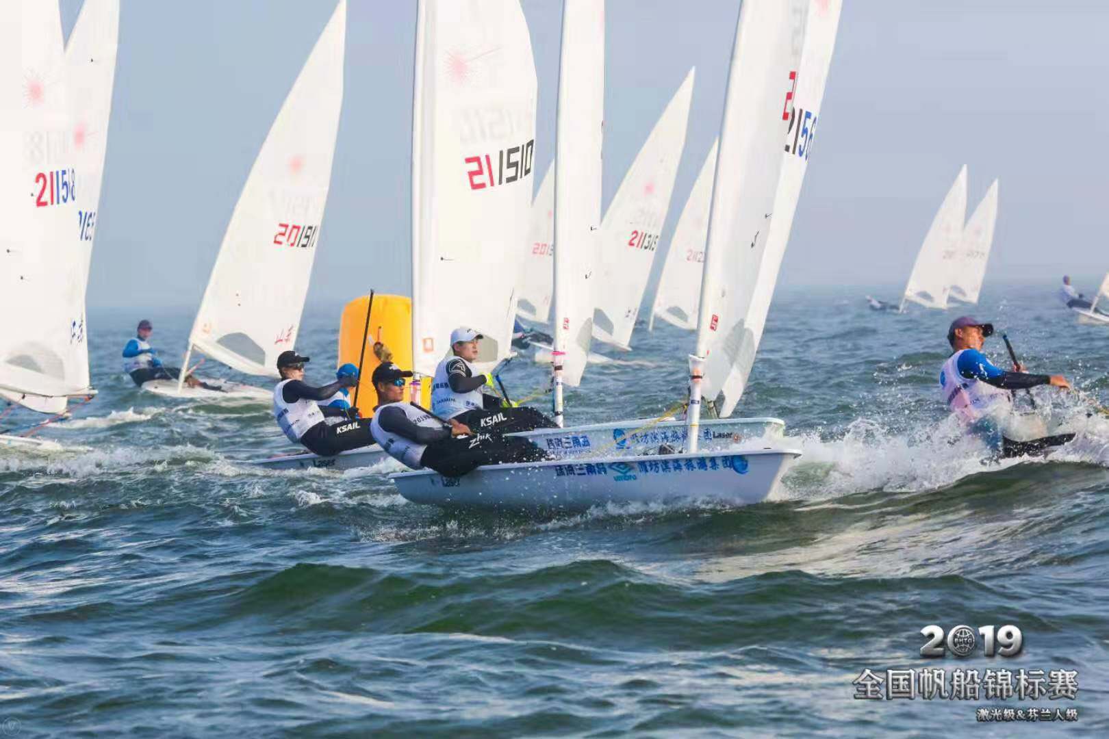 芬兰帆船队表现出色，夺得激烈比赛第一名