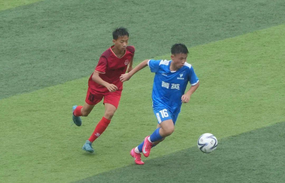 青少年足球联赛中尽展球技风采 青少年足球联赛中尽展球技风采