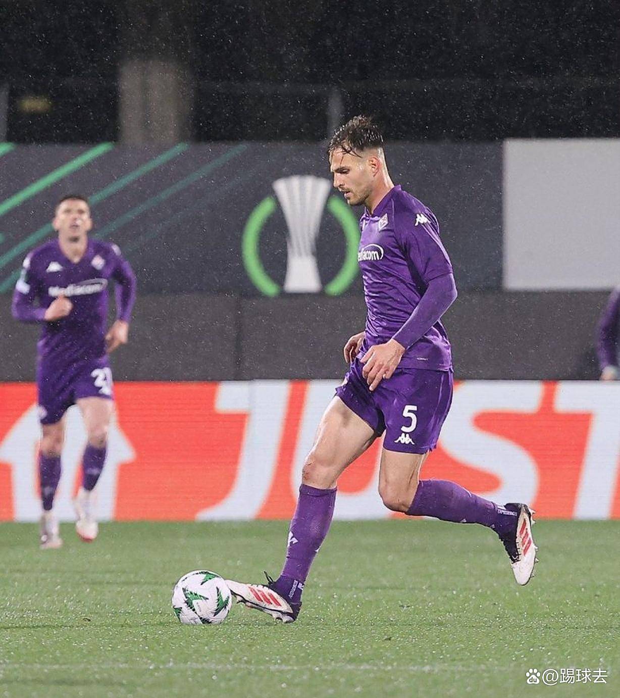 佛罗伦萨年轻后卫表现出色,球队胜率大增 佛罗伦萨年轻后卫表现出色,球队胜率大增