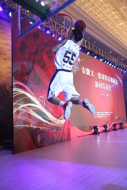 AG捕鱼放水时间和技巧-安徽篮球队苦战取胜,铁血精神