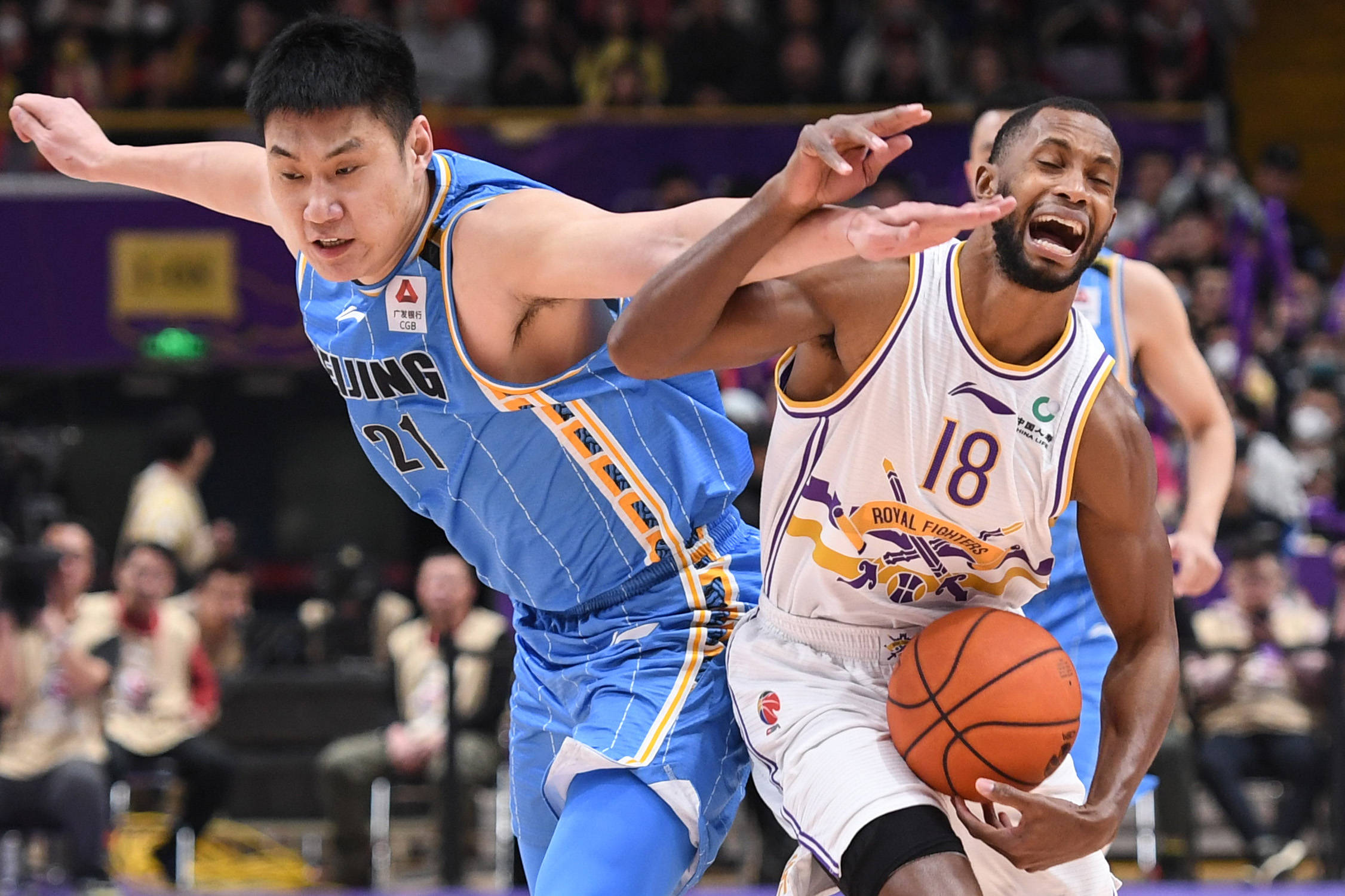 广州男篮全队拼尽全力,成功晋级四强争夺 广州男篮全队拼尽全力,成功晋级四强争夺