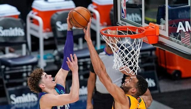 爵士外线三分火力全开，轻松击败对手的简单介绍