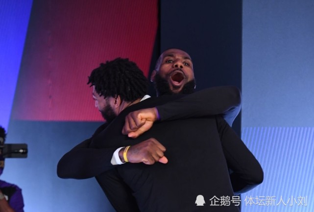 内线外线齐开花,球队团队合作打出胜利战术 内线外线齐开花,球队团队合作打出胜利战术