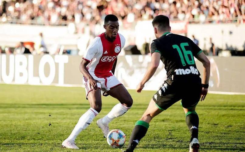 荷甲联赛战罢,强队逐渐崭露头角 荷甲联赛战罢,强队逐渐崭露头角