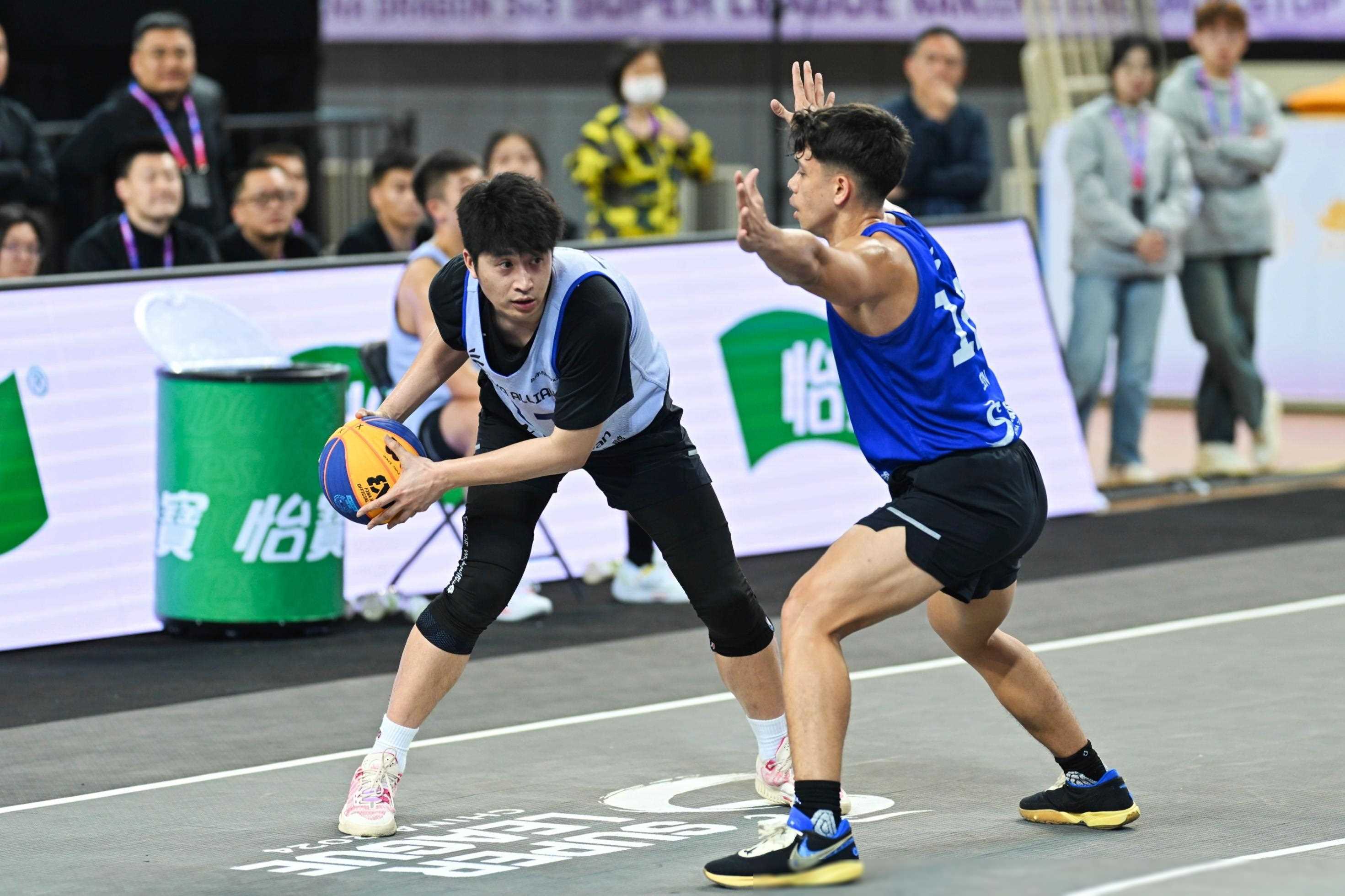 AG捕鱼-篮球比赛中球员们展现出色团队配合