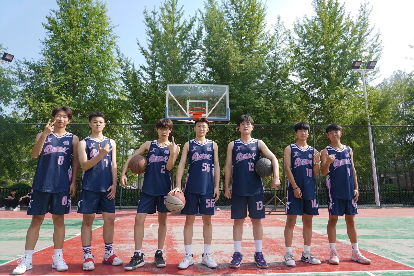 篮球比赛中球员们展现出色团队配合 篮球比赛中球员们展现出色团队配合